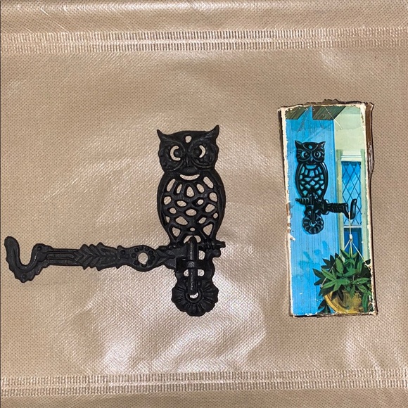 Vintage Cast Iron Owl Wall Bracket with Swivel Arm - Picture 2 of 6
